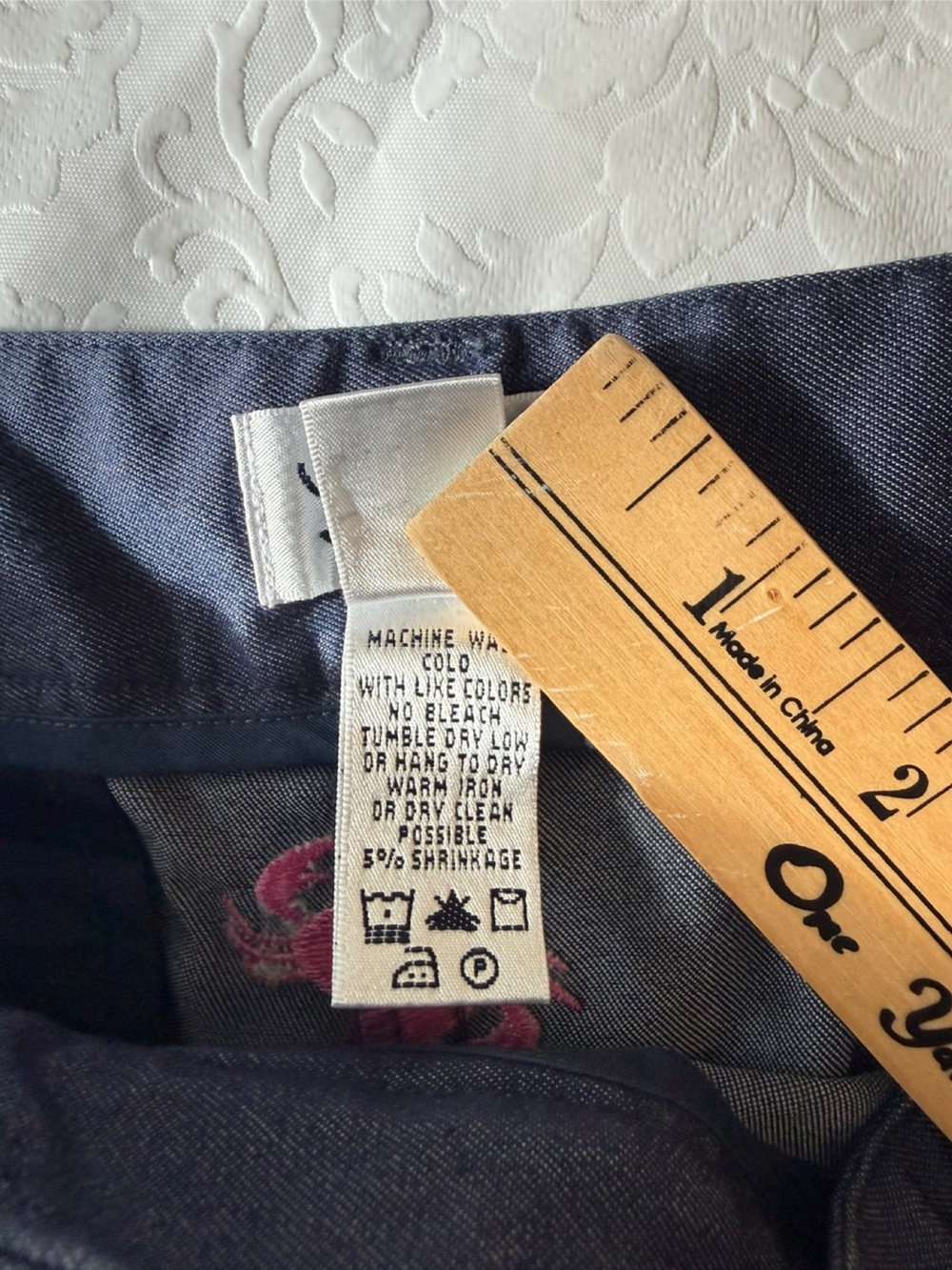 Lilly Pulitzer Navy Blue Denim Crop Pants with Pink Crab Embroidery. Size 6 - Picture 8 of 10